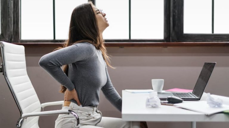 La importancia de la ergonomía en el lugar de trabajo: Beneficios y consejos para una postura adecuada